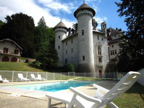 Отель Castle apartment with swimming pool and beautiful view of the Grand Colombier  Серрьер-Ан-Шотань